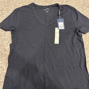 Universal thread tee shirt